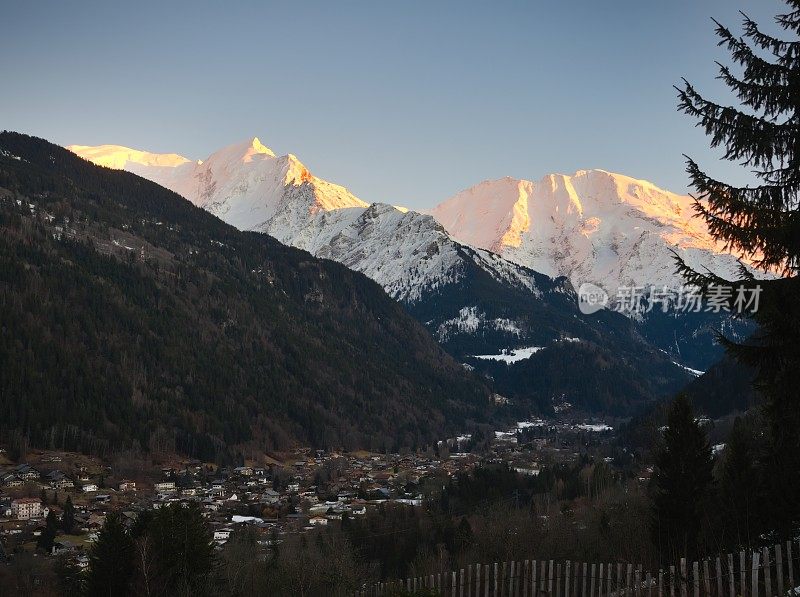 勃朗峰(4809米)，Aiguille de Bionnassay(4052米)和圆顶de Miage日落在圣热尔韦山谷